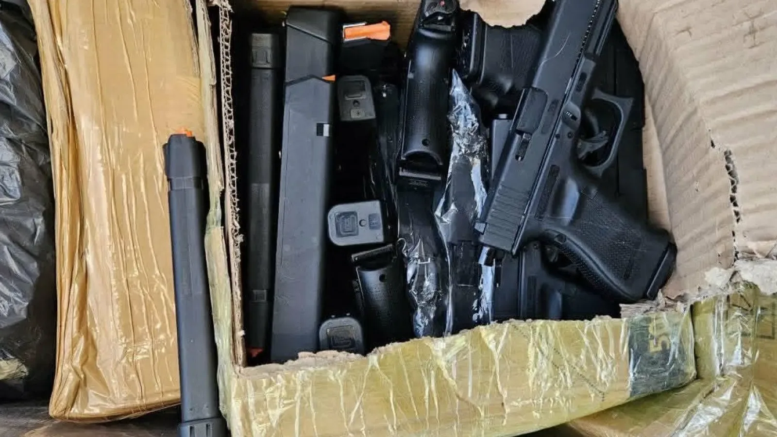 198 пистолета бяха открити в камион на Лесово
