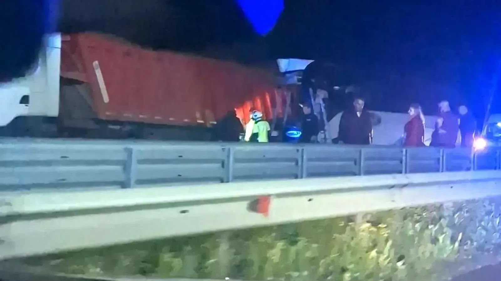 Автобус се удари в ТИР на "Хемус", магистралата към София е затворена