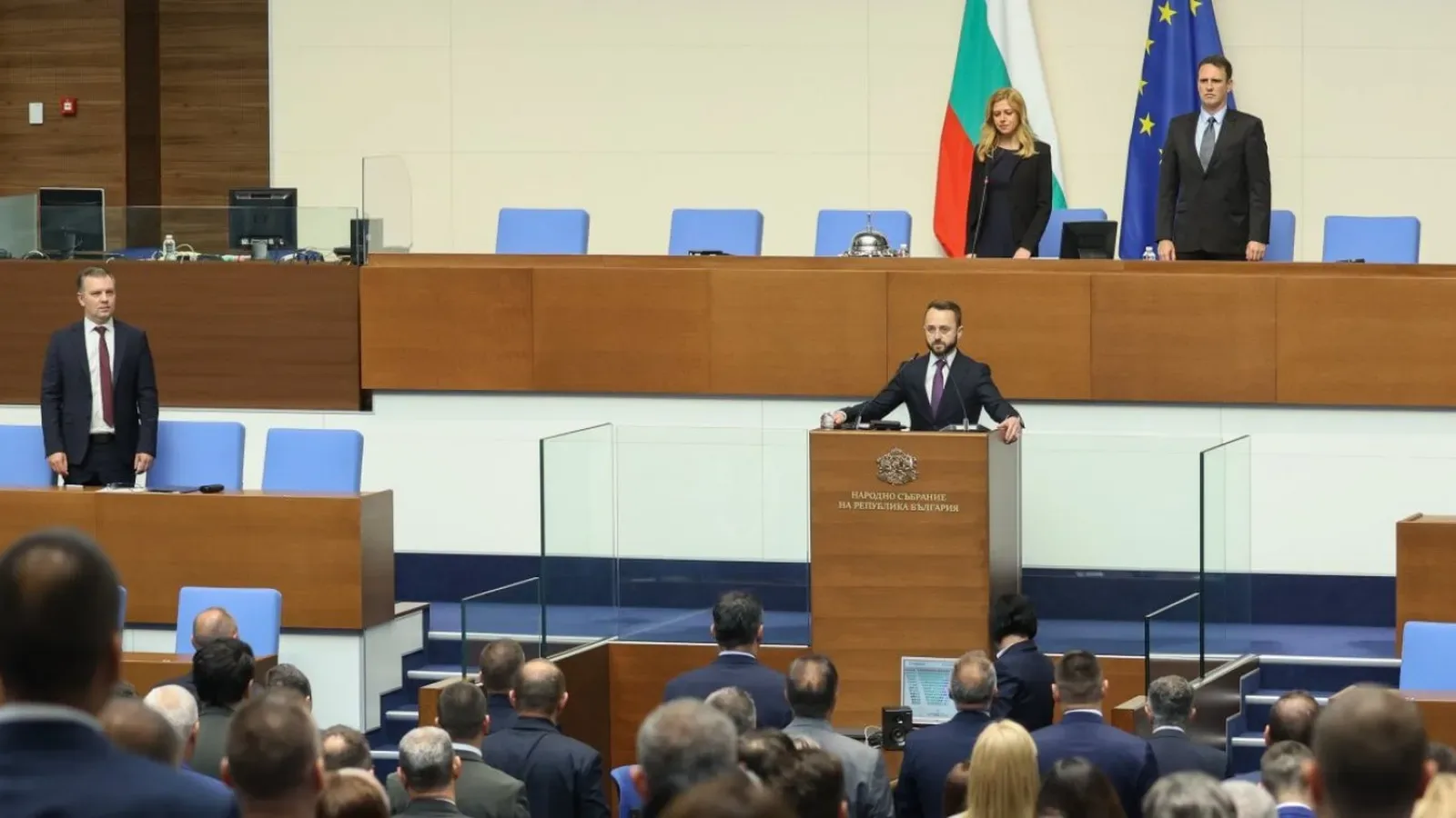 Биометрия влезе в парламента, мнозинството отхвърли комисия за "Осемте джуджета"
