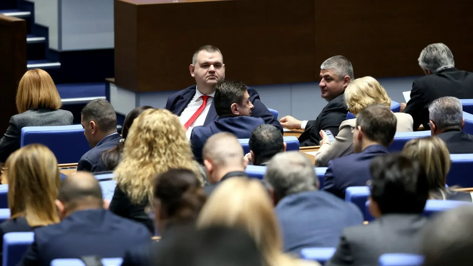 ДБ сезира ГДБОП за пътуванията на Пеевски и обществени поръчки