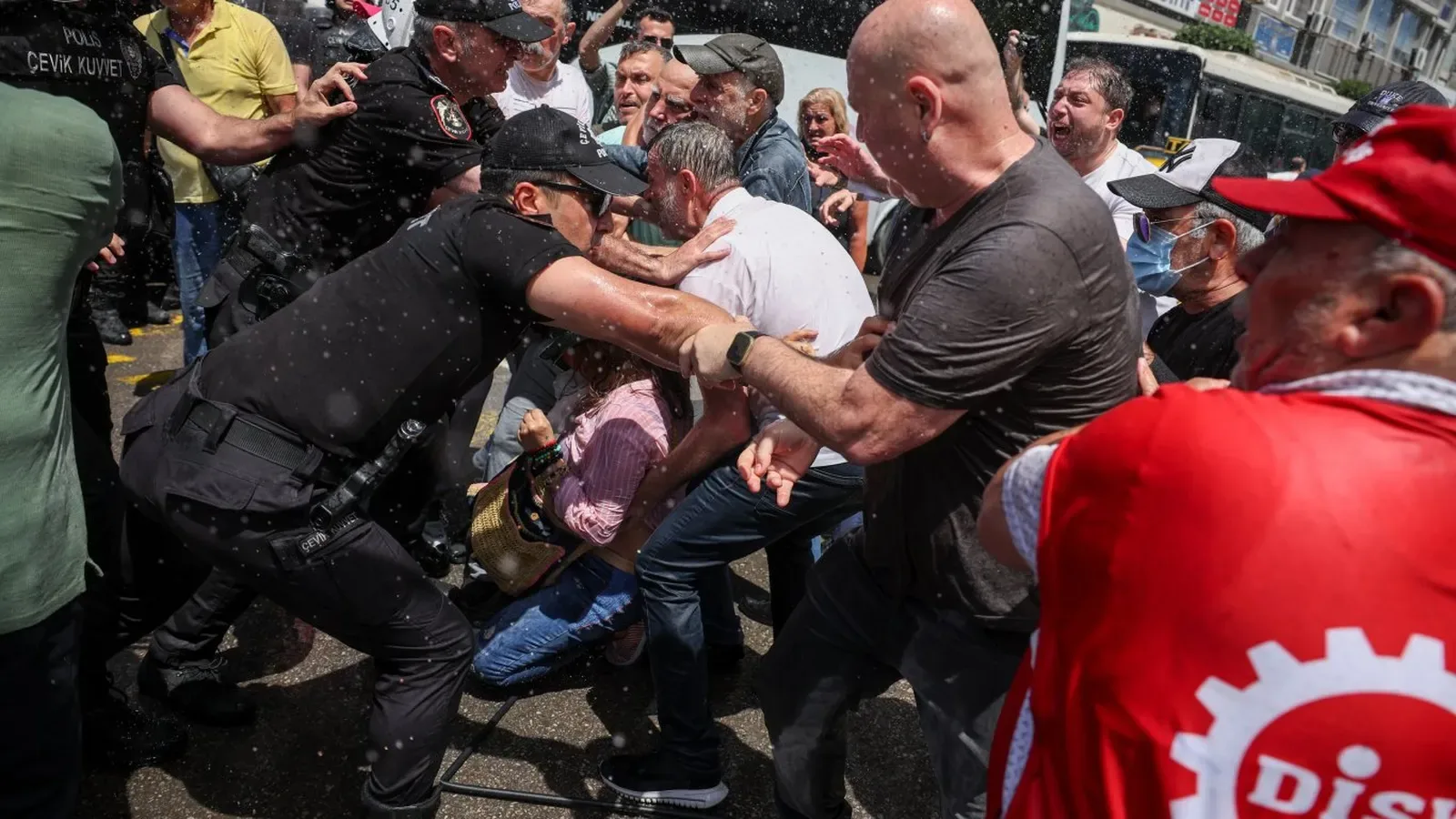 Измир избухна в протести след ареста на опозиционен кмет