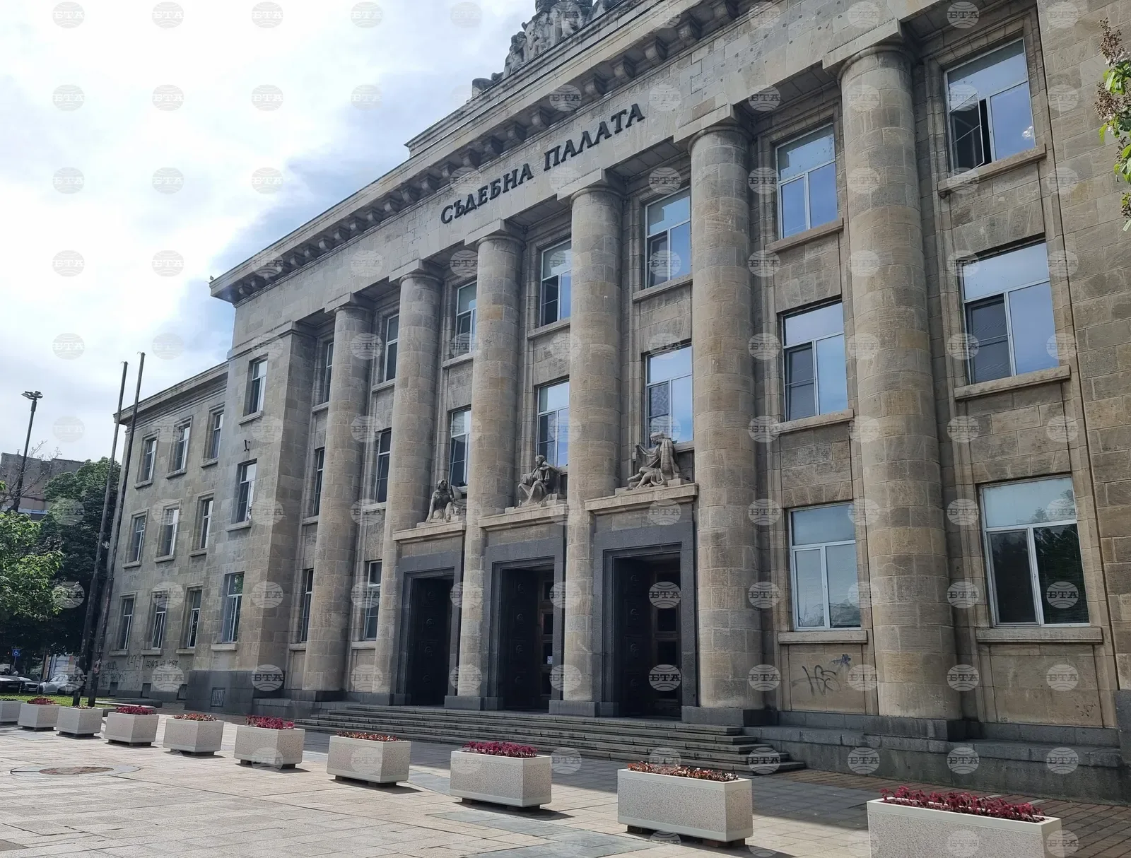 Кашпи с цветя обособиха зоната за сигурност пред Съдебната палата в Русе