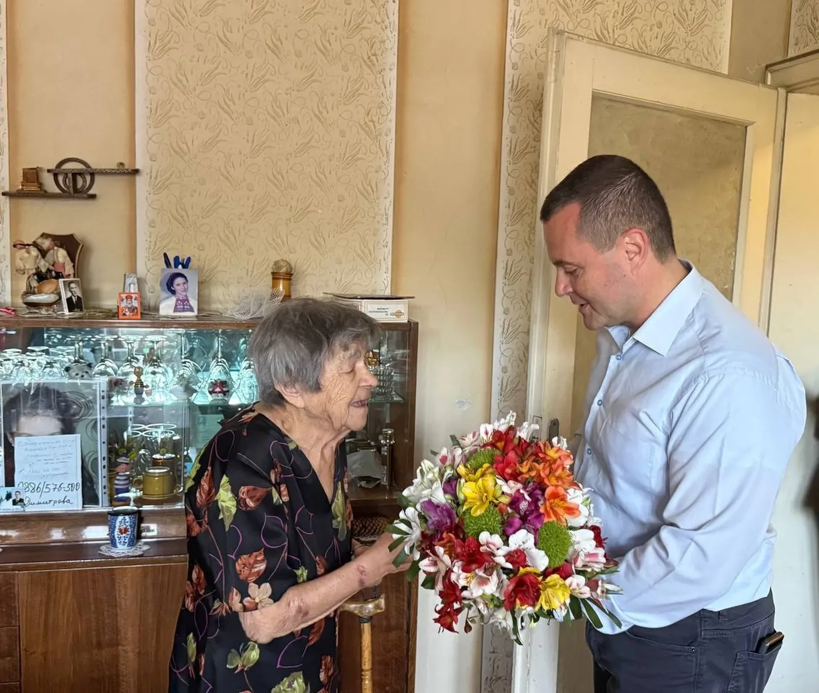 Кметът поздрави 102-годишната Дона Раднева в Русе