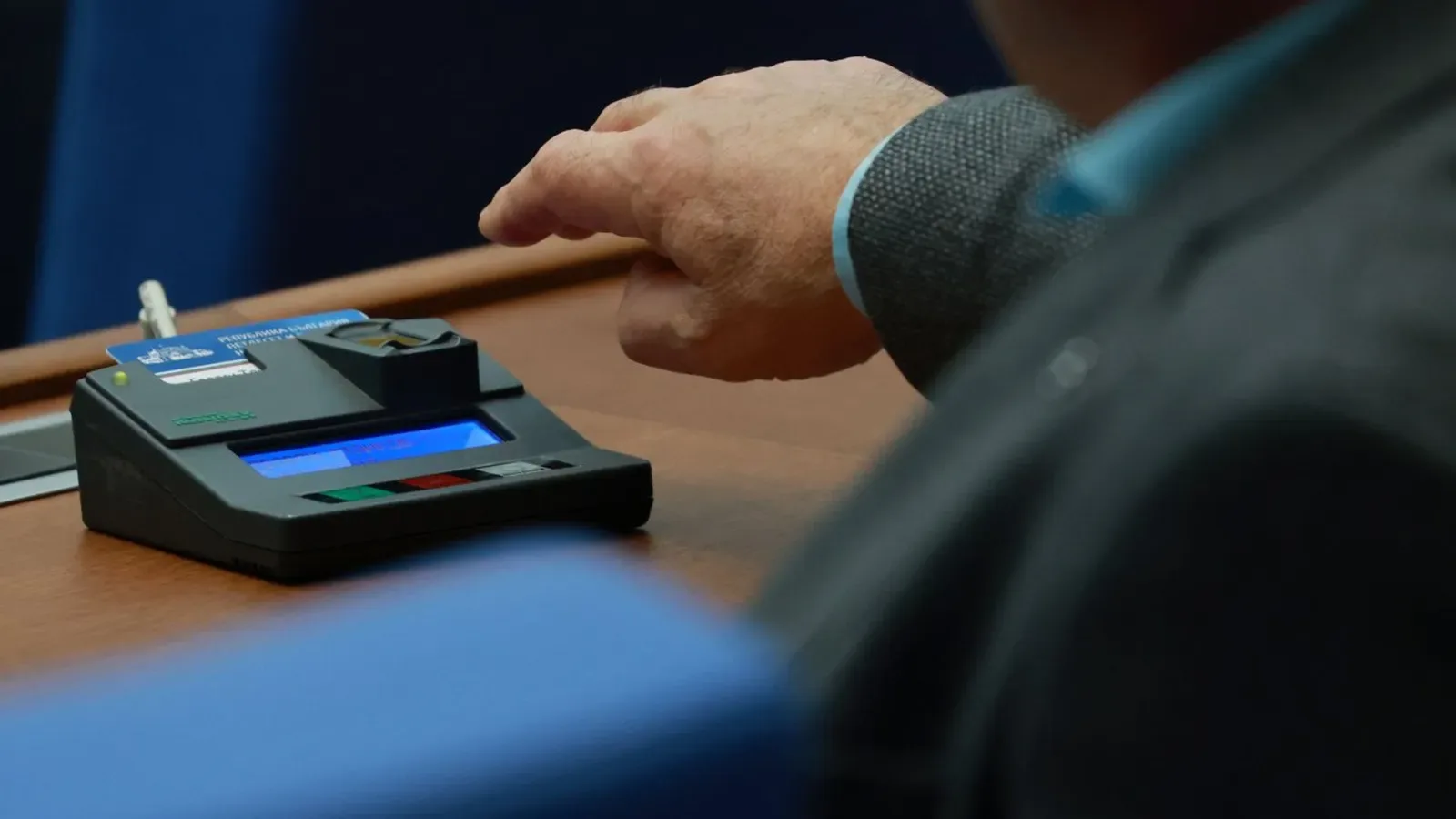 Кои от ГЕРБ пропуснаха вота за кабинета "Радев"