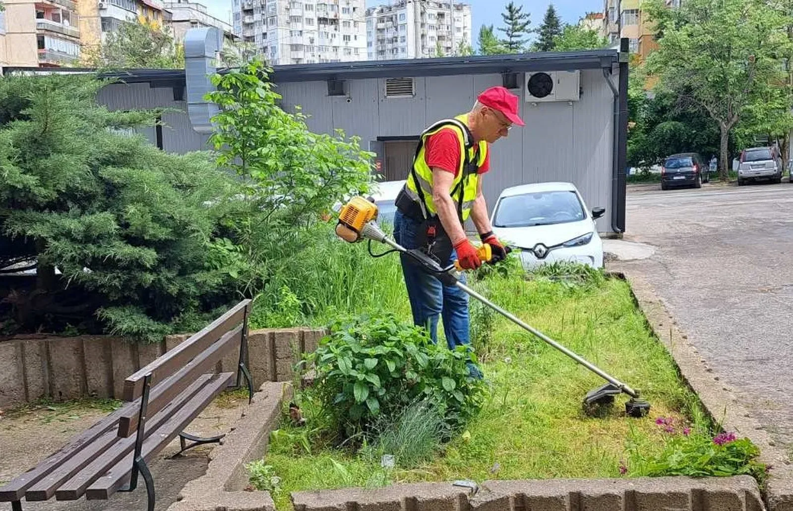 Косенето на тревни площи в Русе продължава до 22 май