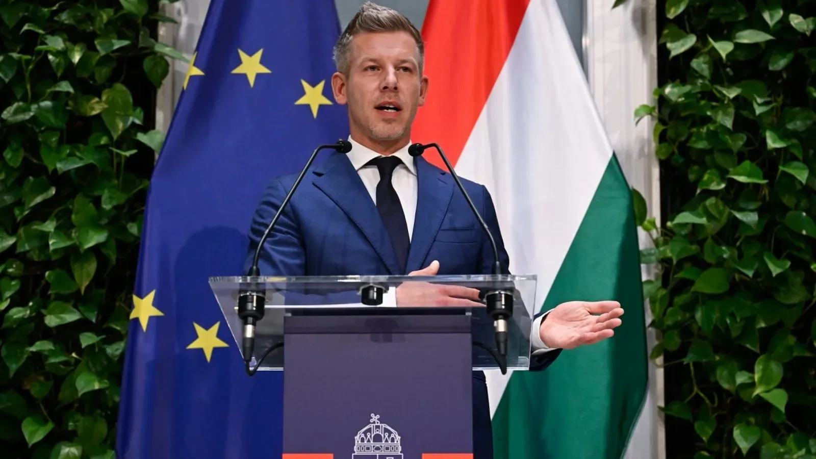 Петер Мадяр намали заплатата си наполовина и оряза привилегиите