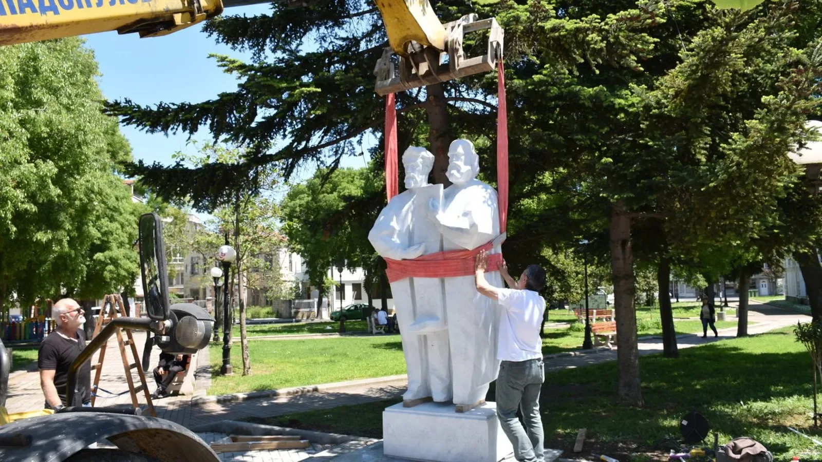 Триметров паметник на Кирил и Методий издигнаха в Поморие