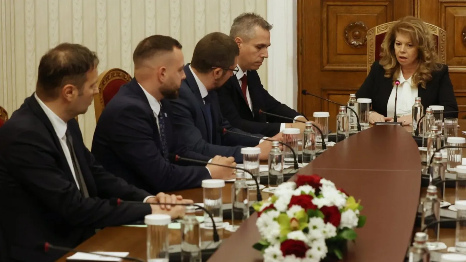 "Възраждане" поискаха референдум за връщане на лева при Йотова