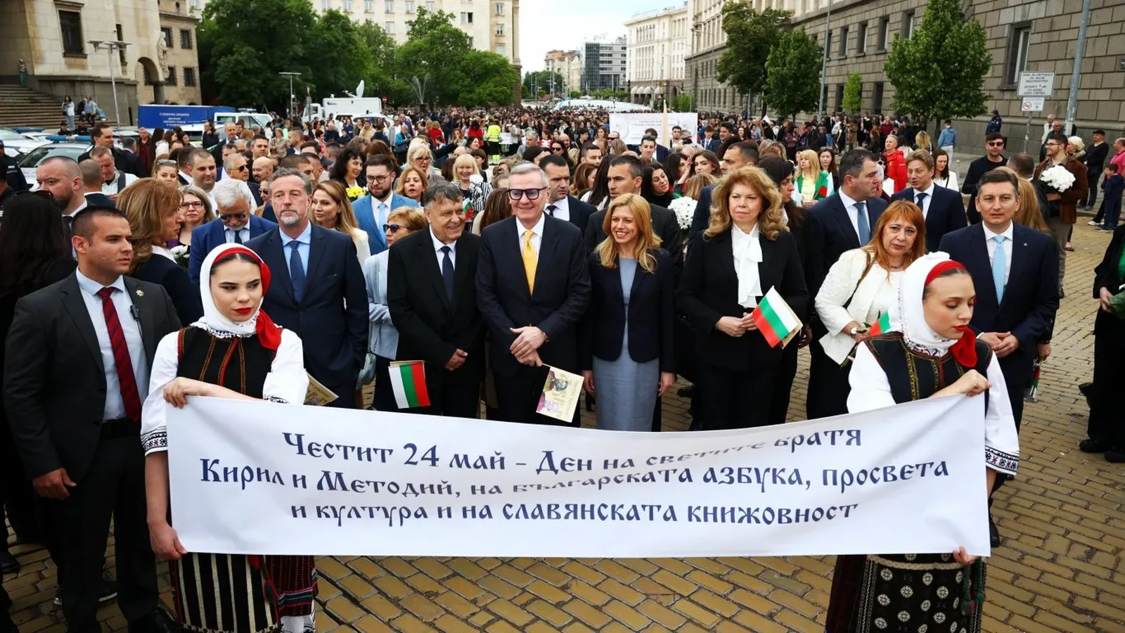 Йотова и Доцова поведоха шествието за 24 май в София