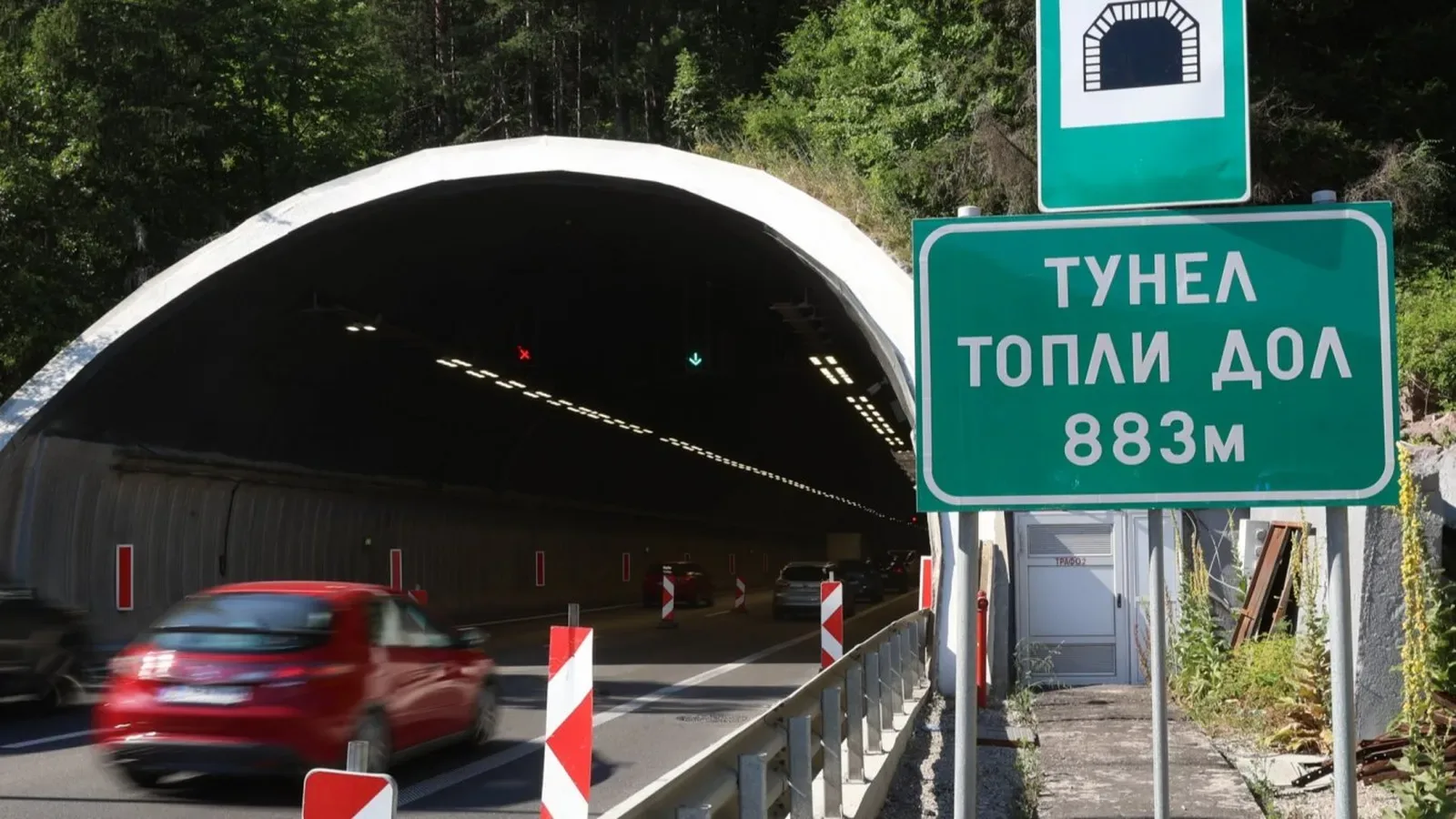 Аварирал камион ограничи движението в тунел "Топли дол" на "Хемус"