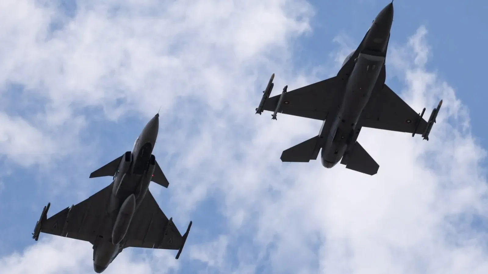 Български F-16 и унгарски Gripen тренираха заедно в Граф Игнатиево