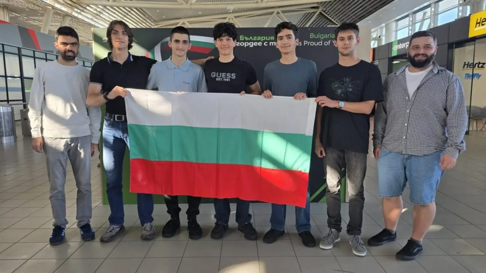 Български ученици спечелиха четири медала от олимпиада по физика в Швеция