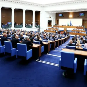 Блиц контрол в парламента без премиера заради ангажимент в Черна гора