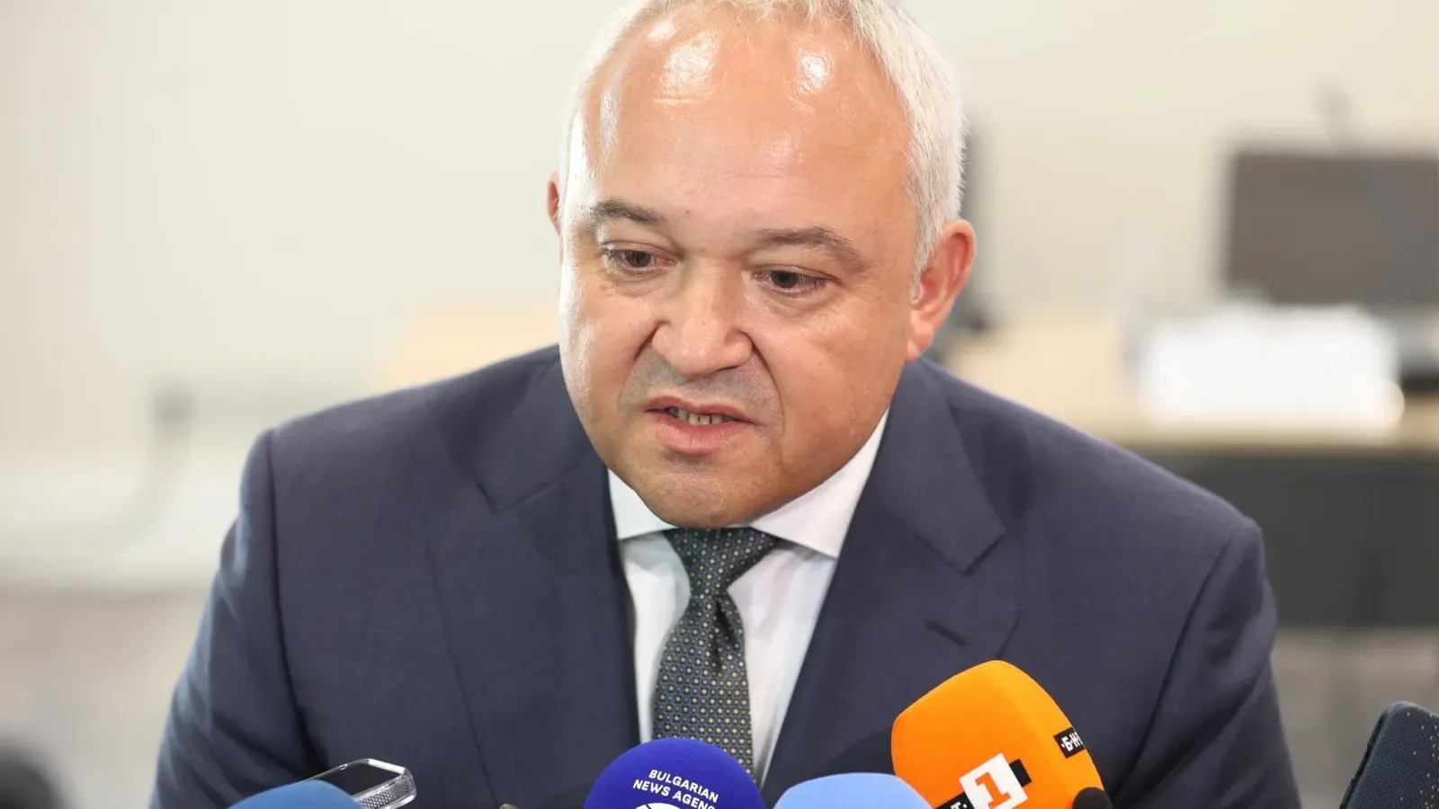 Демерджиев: Зад фирми за мантинели прозира Бойко Борисов