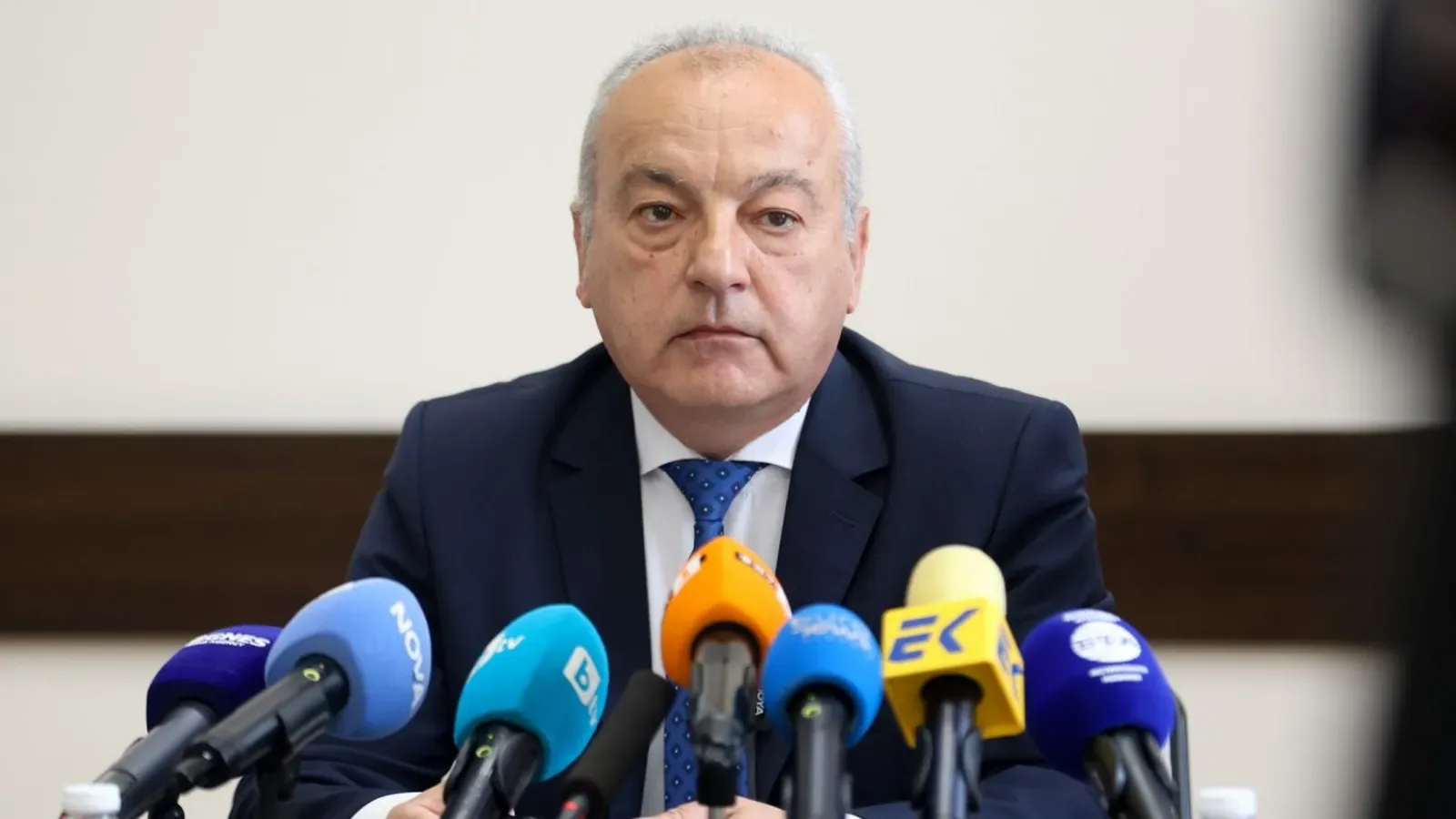 Донев: Няма да вдигаме данъците, търсим дългосрочни мерки