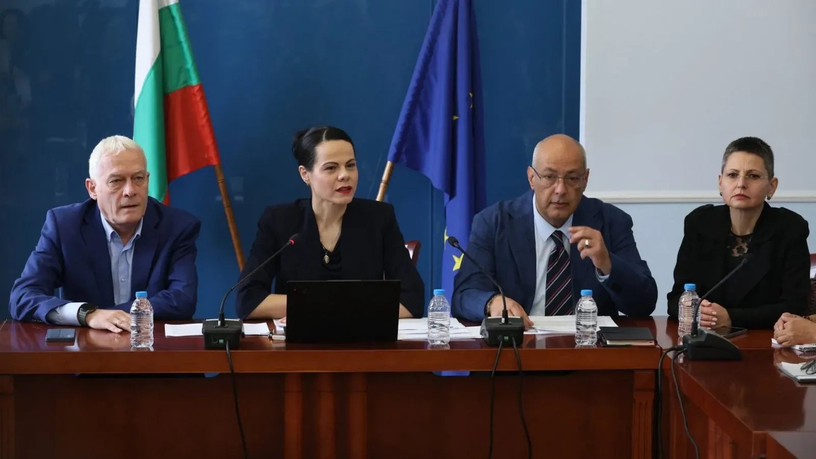 МЗ: Над половината държавни болници са взели кредит от една банка