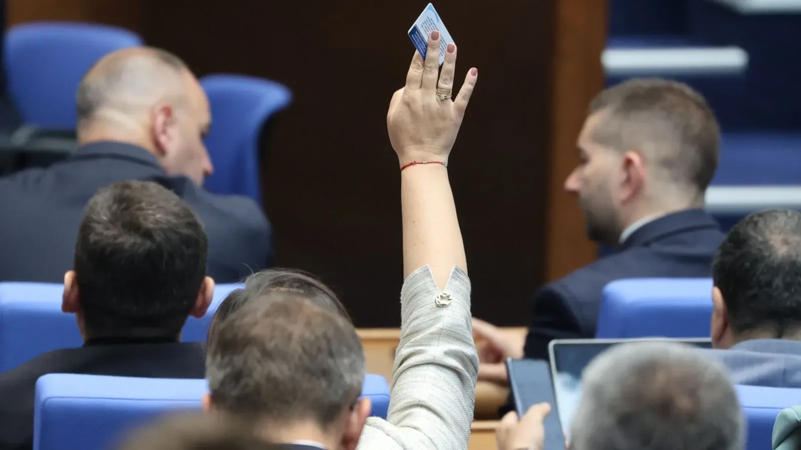 Парламентът замрази депутатските заплати на 4236 евро