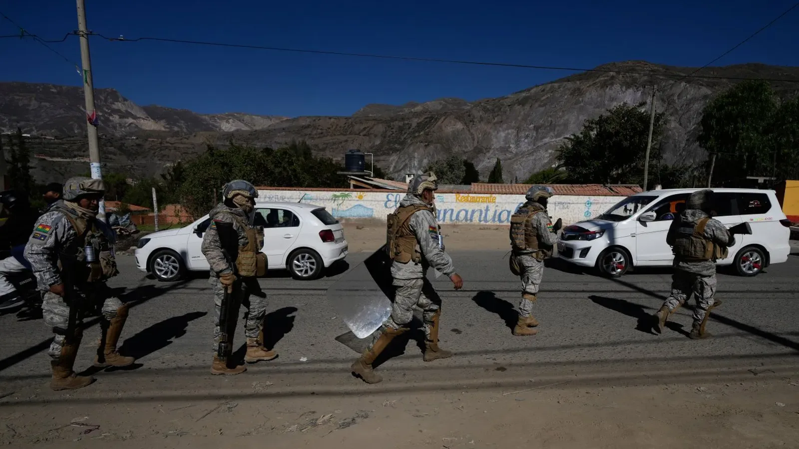 Пас обяви извънредно положение в Боливия заради блокадите