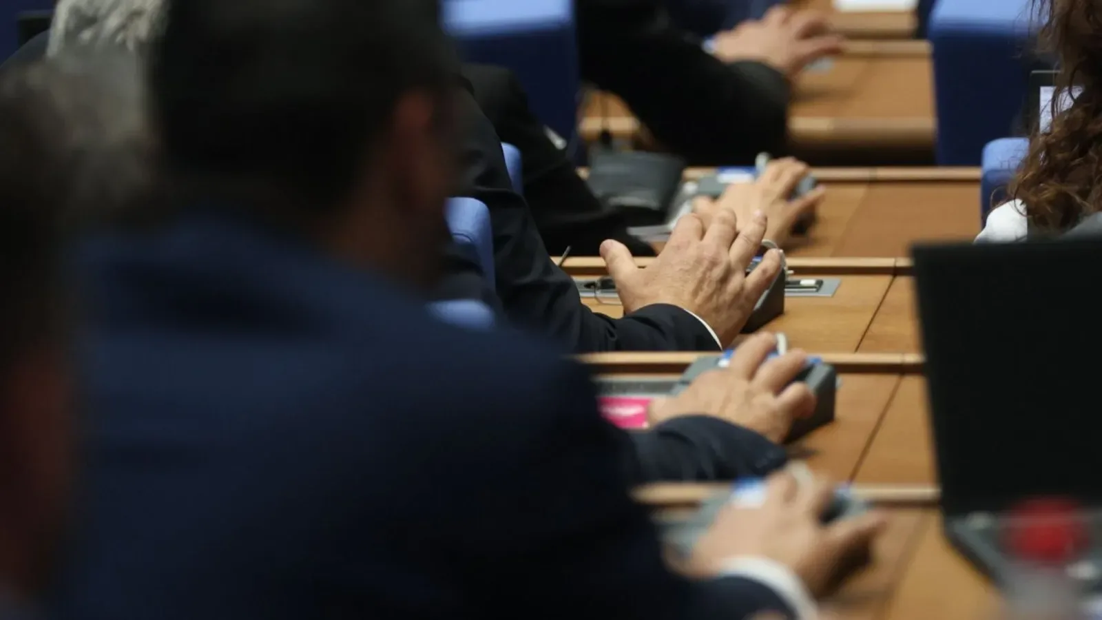 ПБ предлага депутатските заплати да останат замразени от март