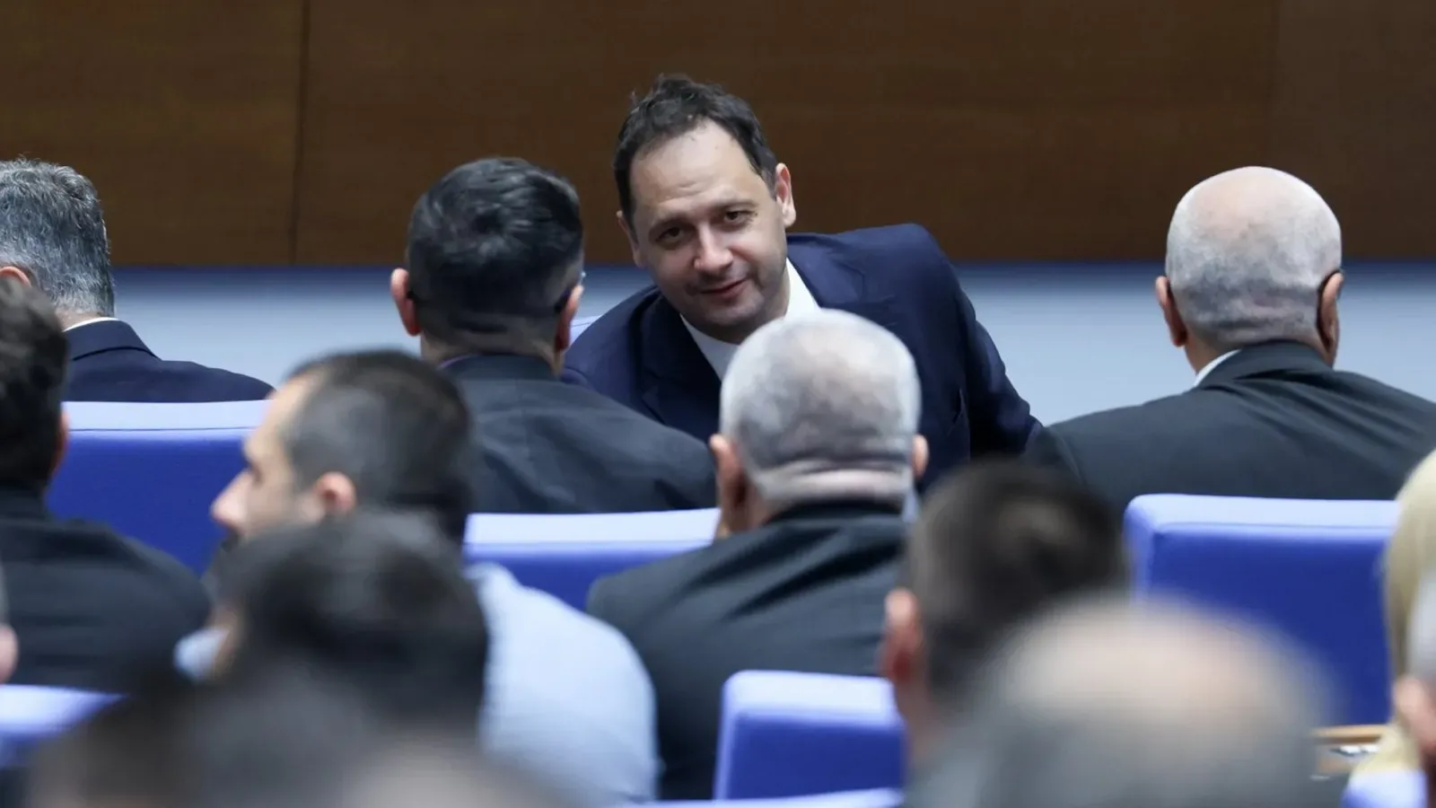 Правната комисия одобри замразяването на депутатските заплати