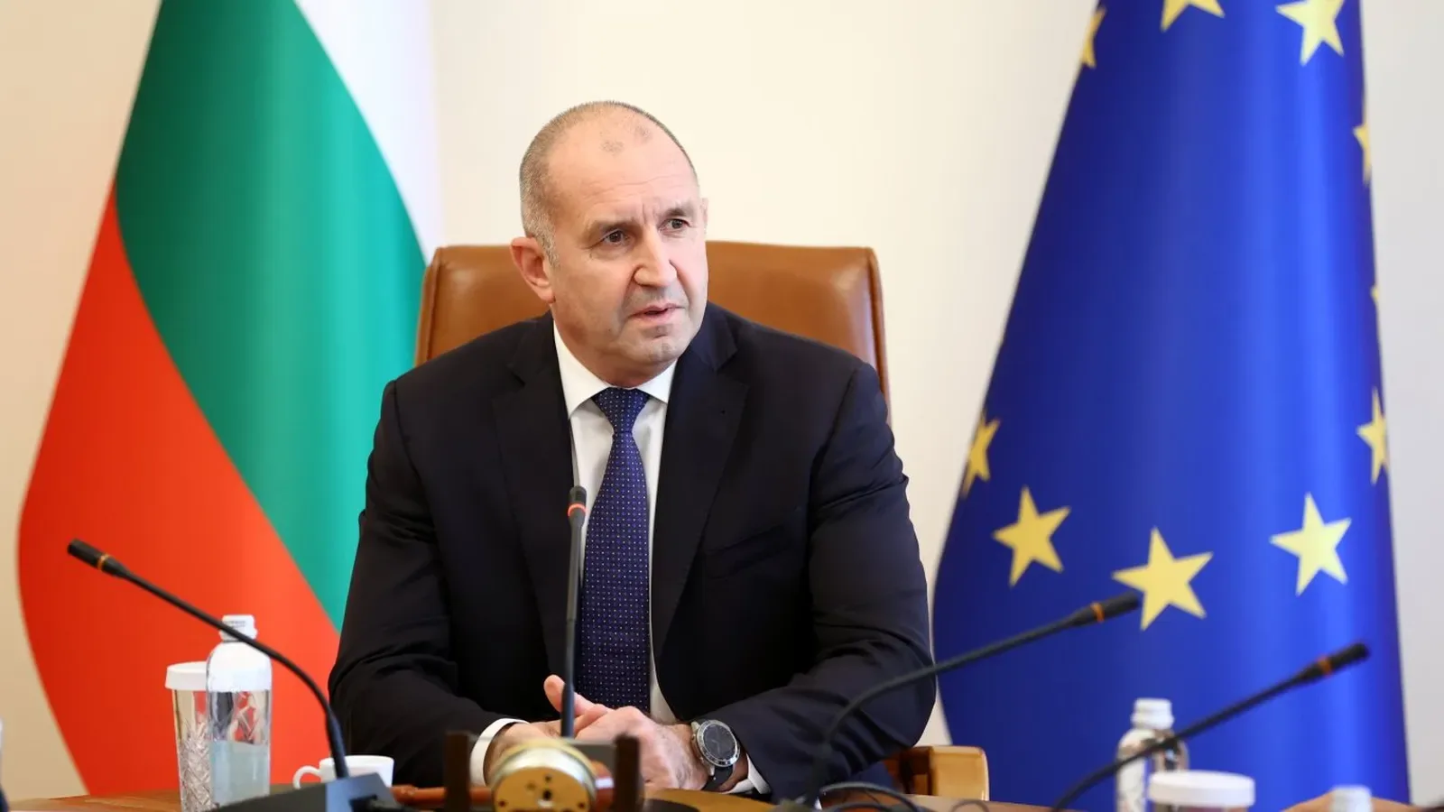 Радев: Американските самолети напускат летището до края на месеца