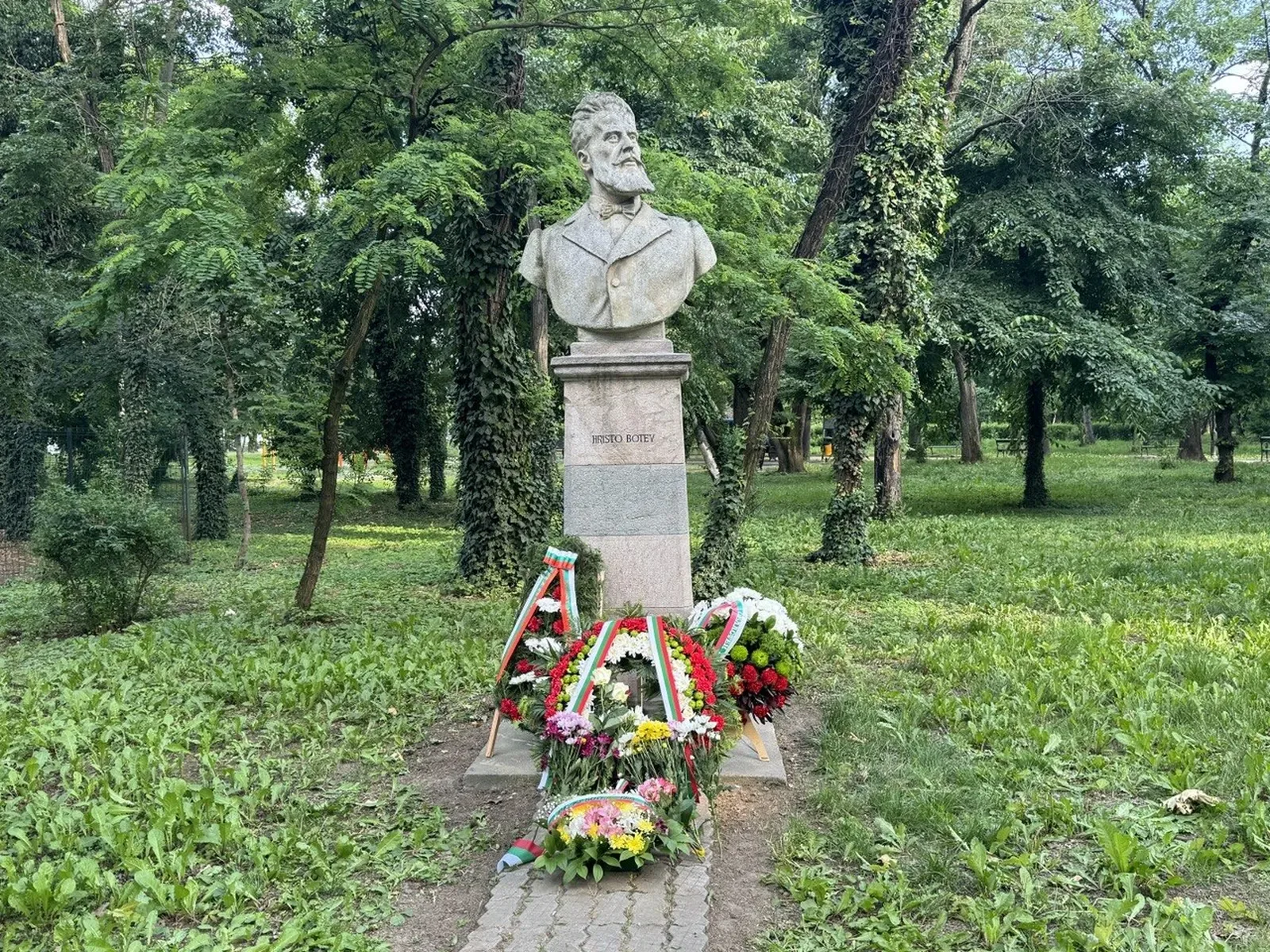 Русенци почетоха Ботев в Букурещ