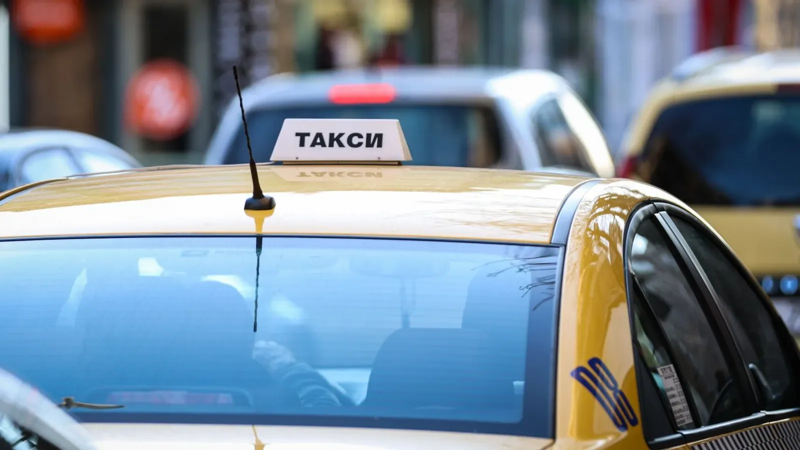 Таксиметров шофьор засне спяща клиентка и пусна клипа в TikTok