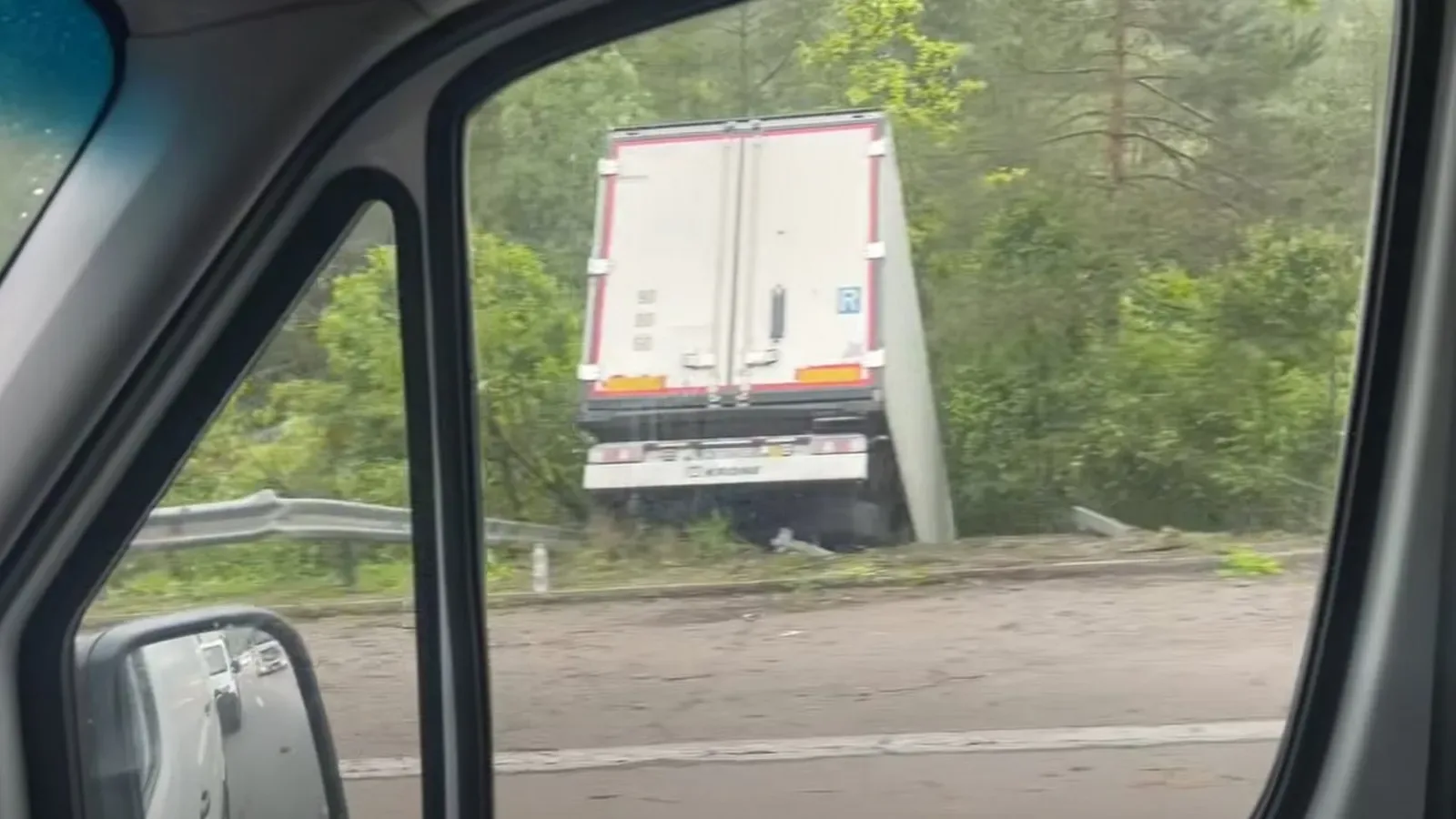 ТИР се обърна на "Хемус" край Витиня, движението е затруднено