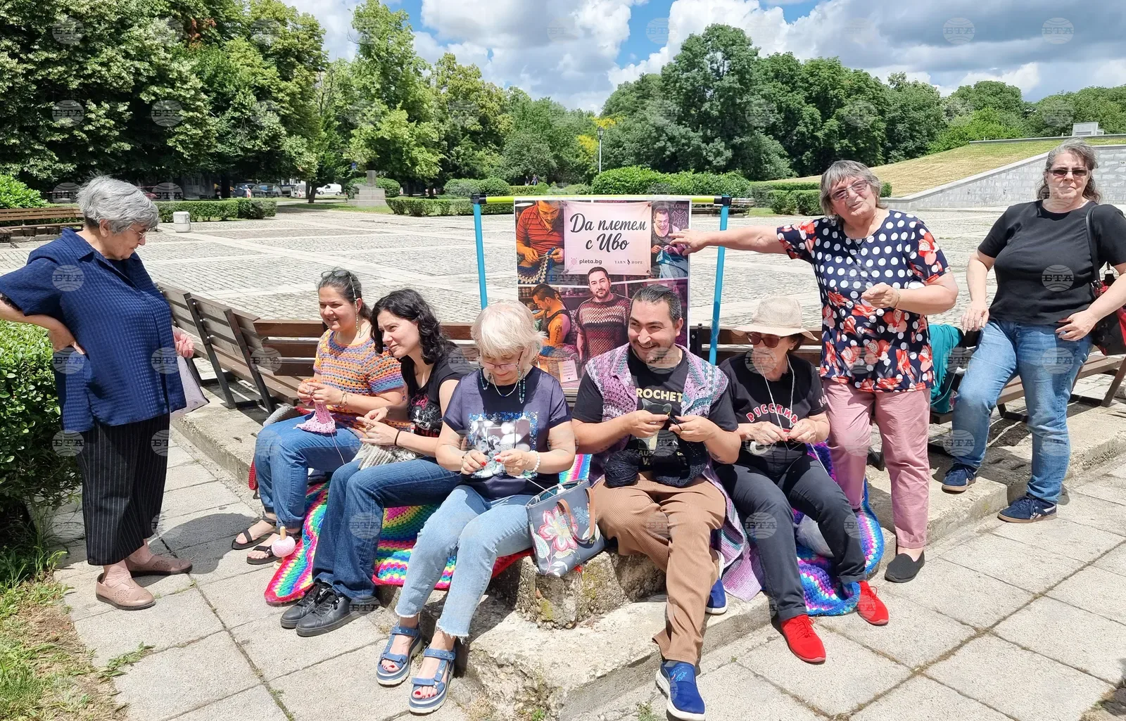 Възрастни и деца плетоха на открито пред Пантеона в Русе