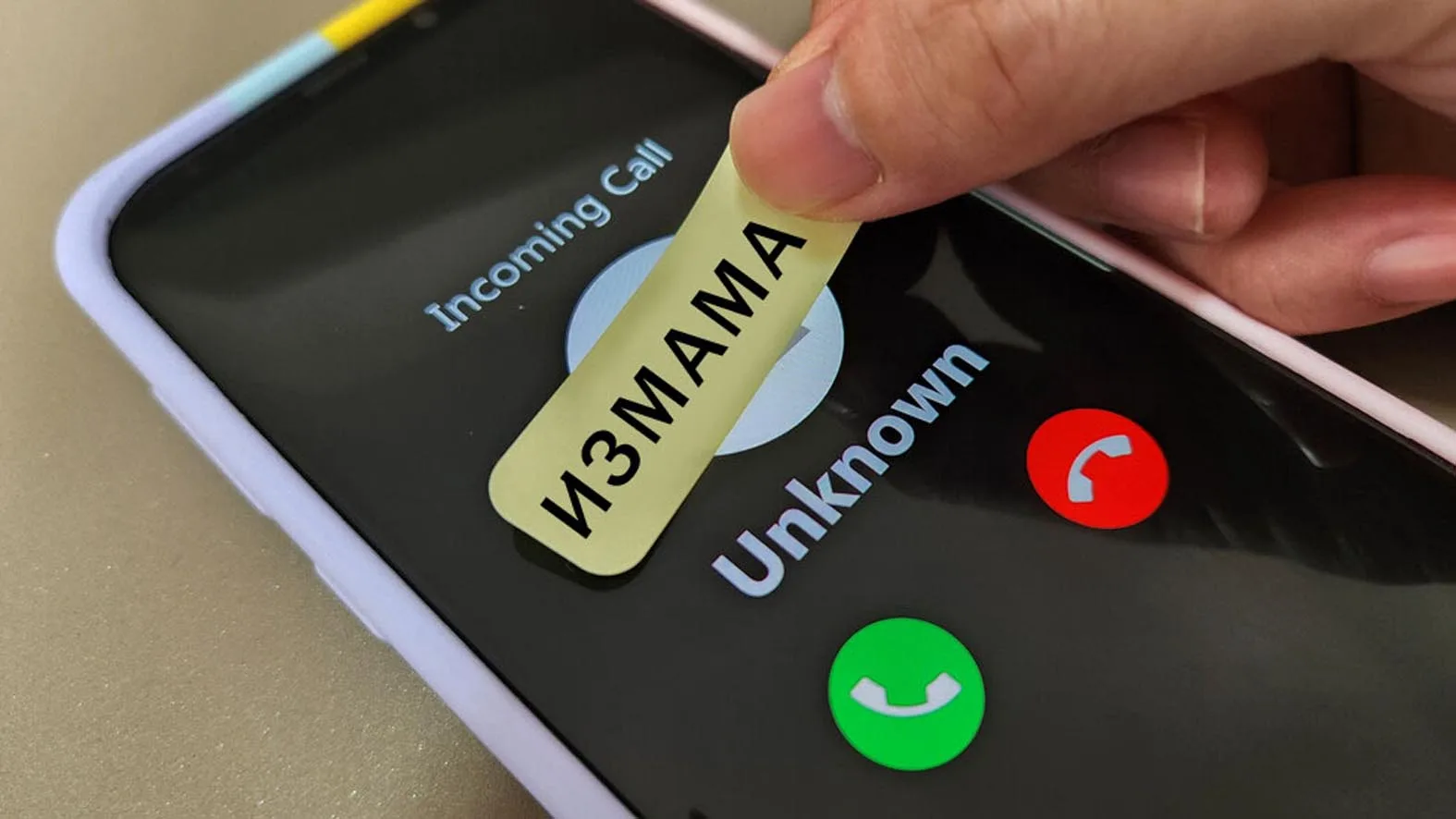 Телефонно обаждане от непознат номер с надпис "измама" като илюстрация към предупреждение на Дунав 24