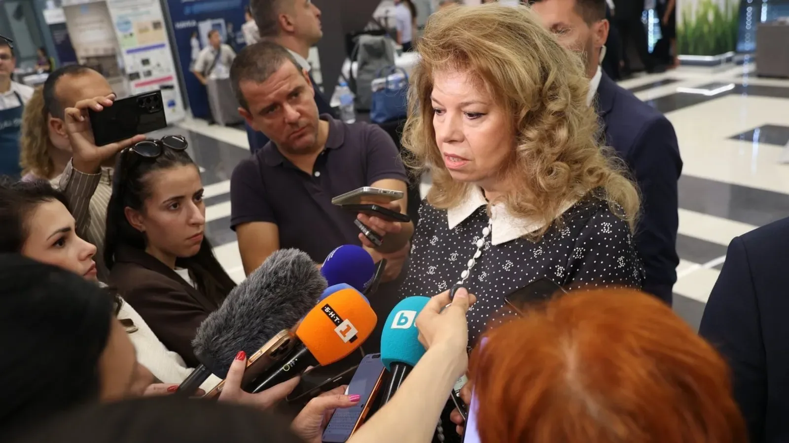 Йотова: Има сигнал за отпадане на важен текст за РСМ в ЕП