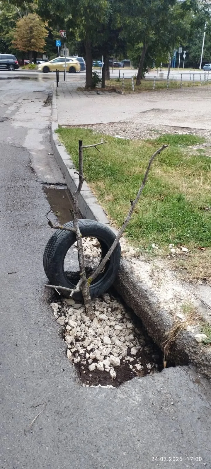 Пропадане на пътното платно между блок Чипровци и блок Наш дом в Русе