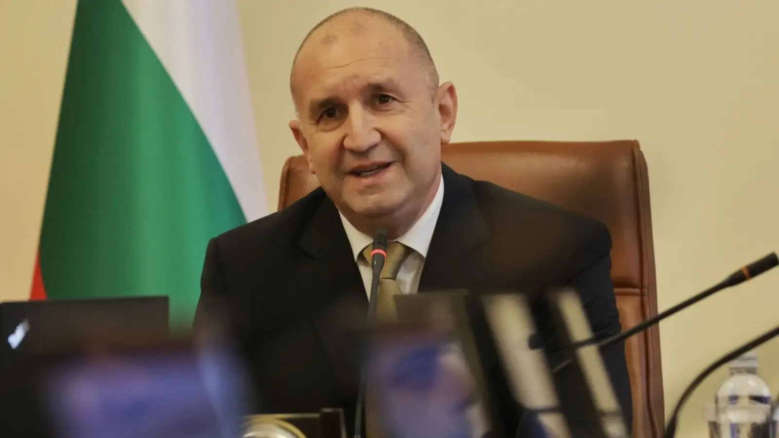 Алфа Рисърч: Без промяна в нагласите, Радев остава с най-високо доверие