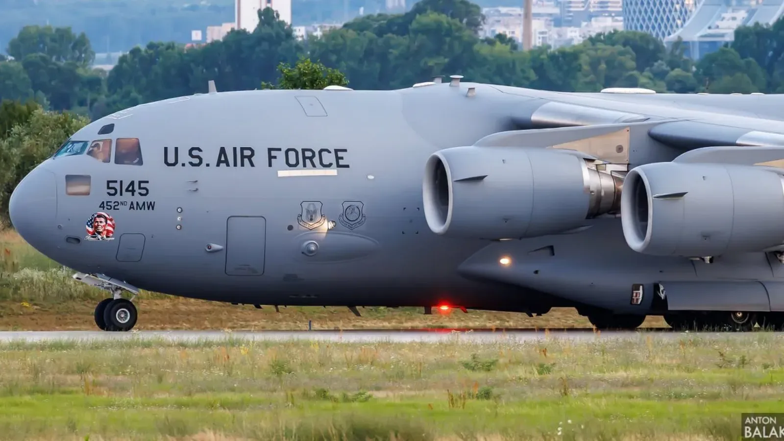 Американски C-17 кацна на летище София след изтеглянето на цистерните