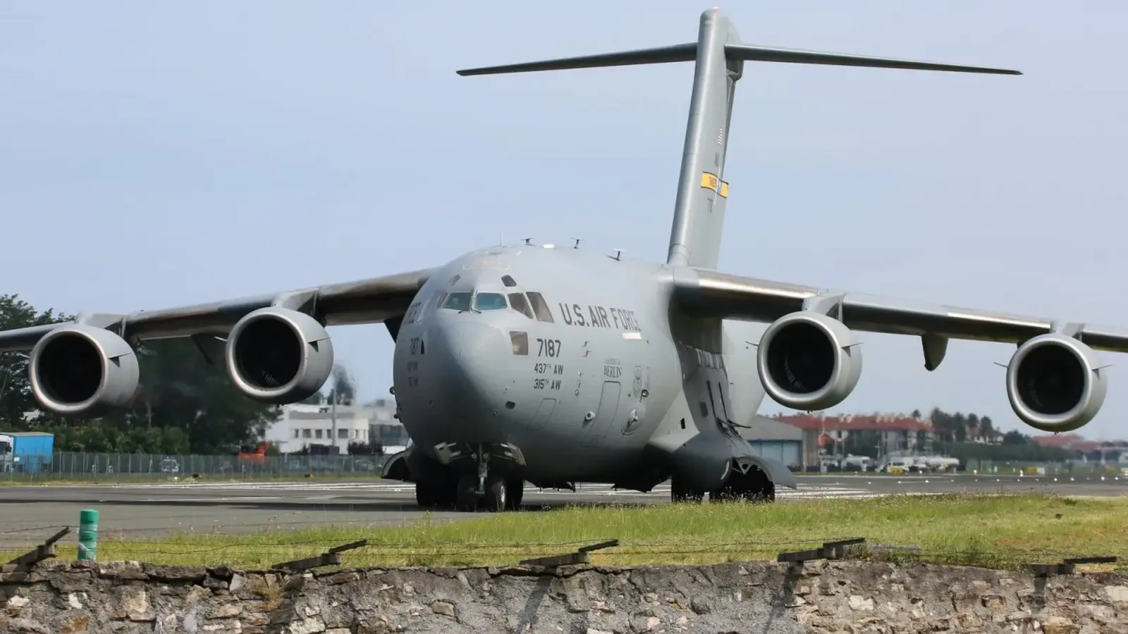 Американски C-17 кацна на летище Варна и предизвика смут