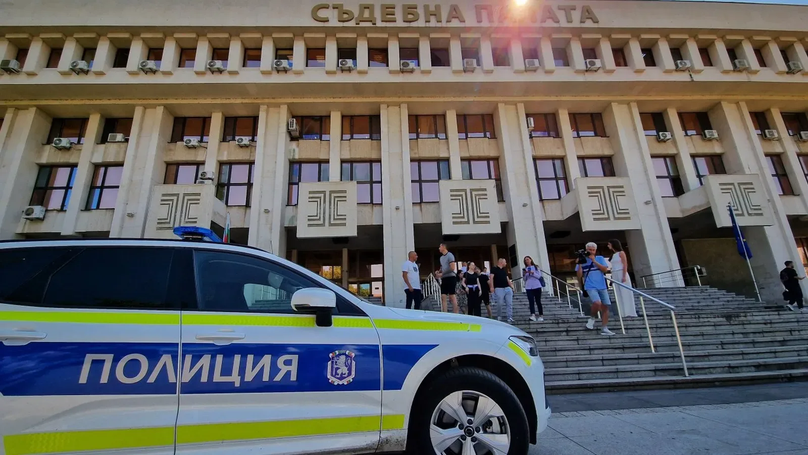 Бомбени заплахи затвориха съдилища и институции в няколко града