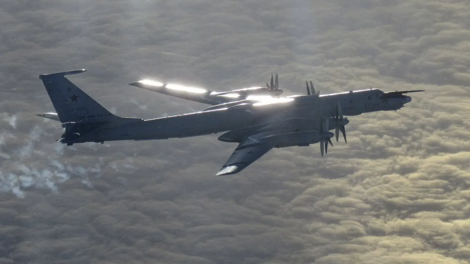 Британски Ф-35 прехванаха руски Ту-142 край самолетоносача "Принцът на Уелс"
