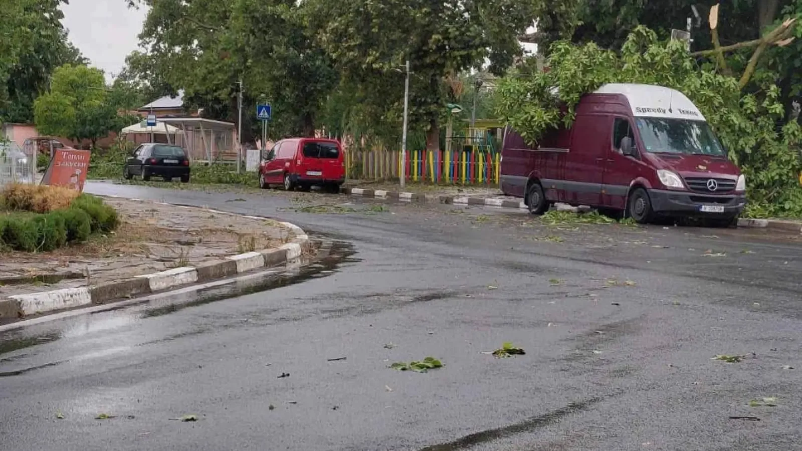 Буря с градушка и щети в Ямболско, пет села останаха без ток