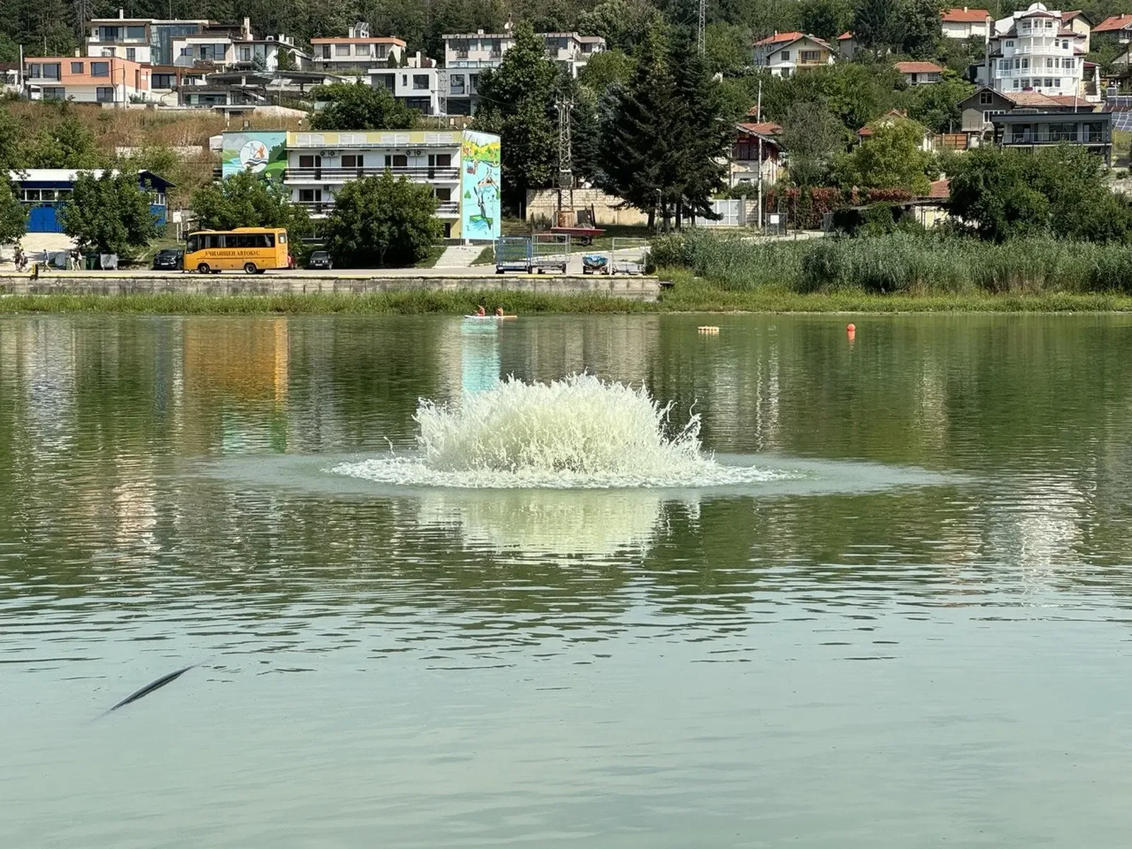 Два аератора подобряват водата в езерото на Липник