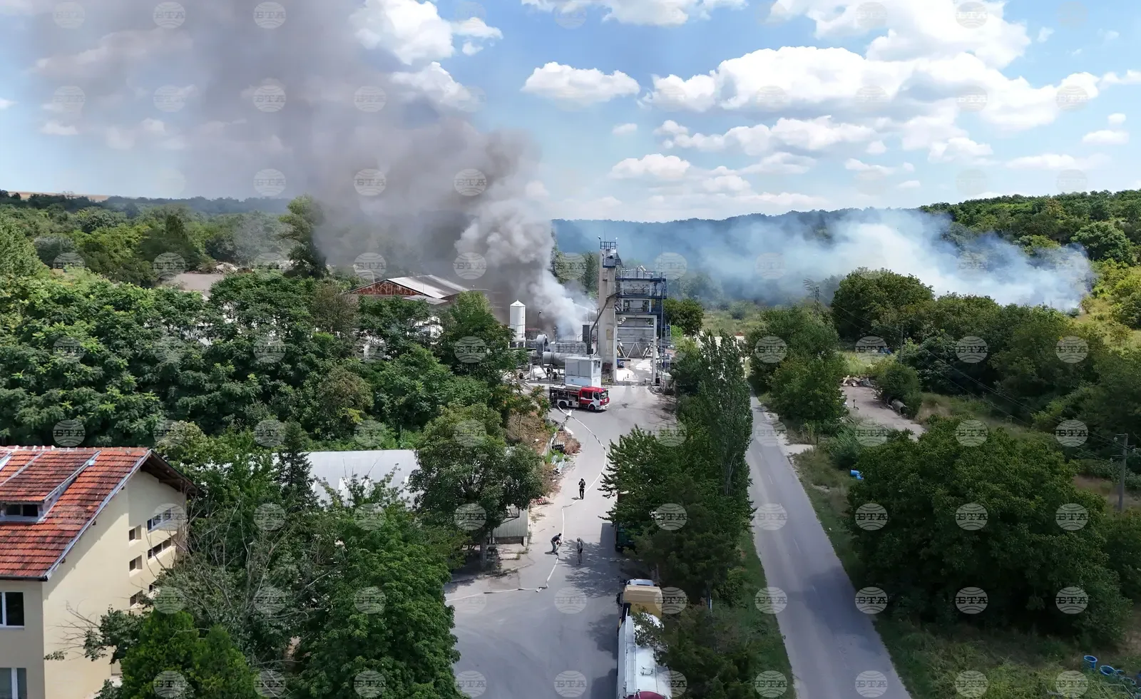 Изясняват причините за пожара в асфалтова база в Русе