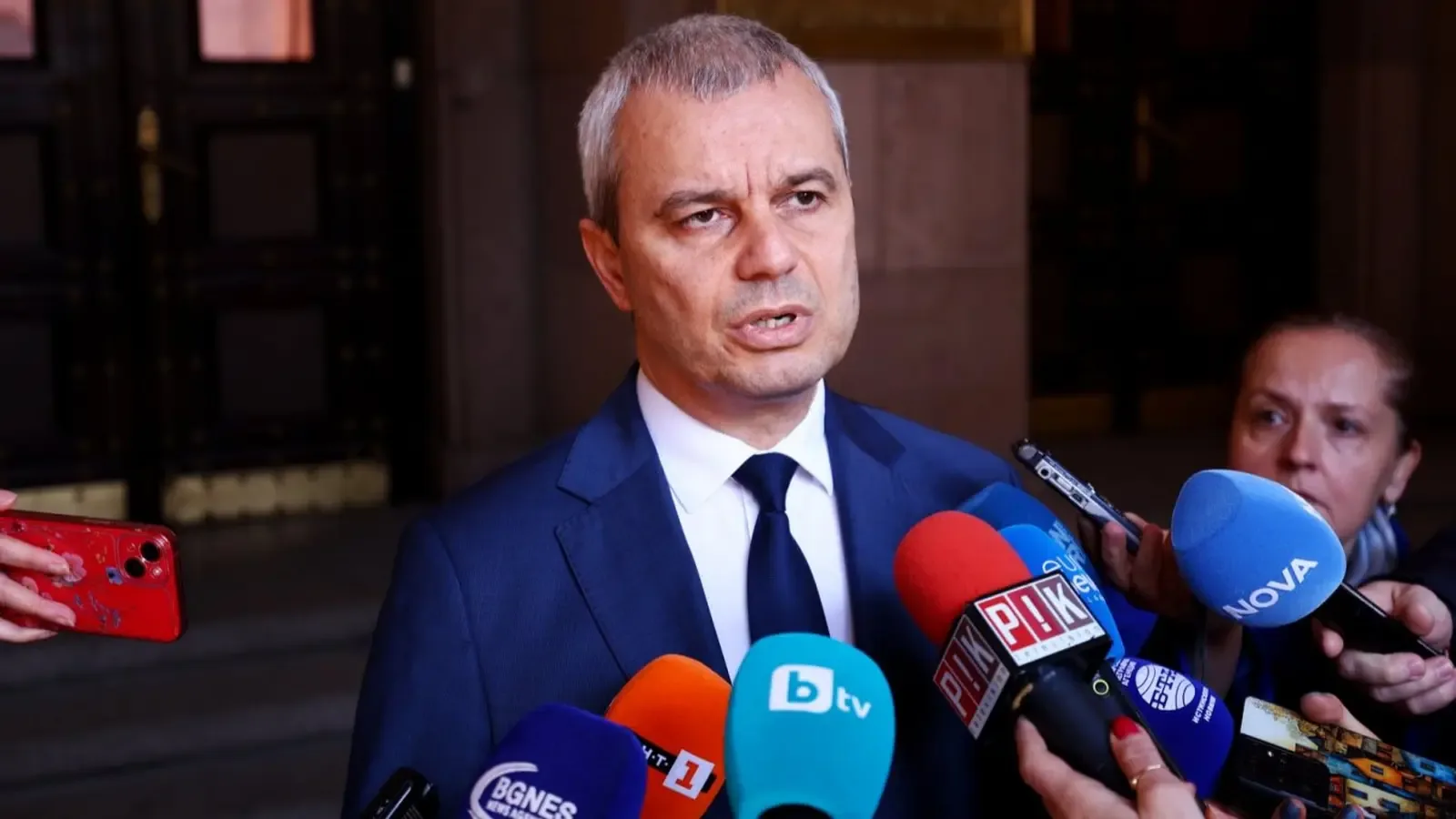 Костадинов разкритикува Радев за позицията му за Украйна