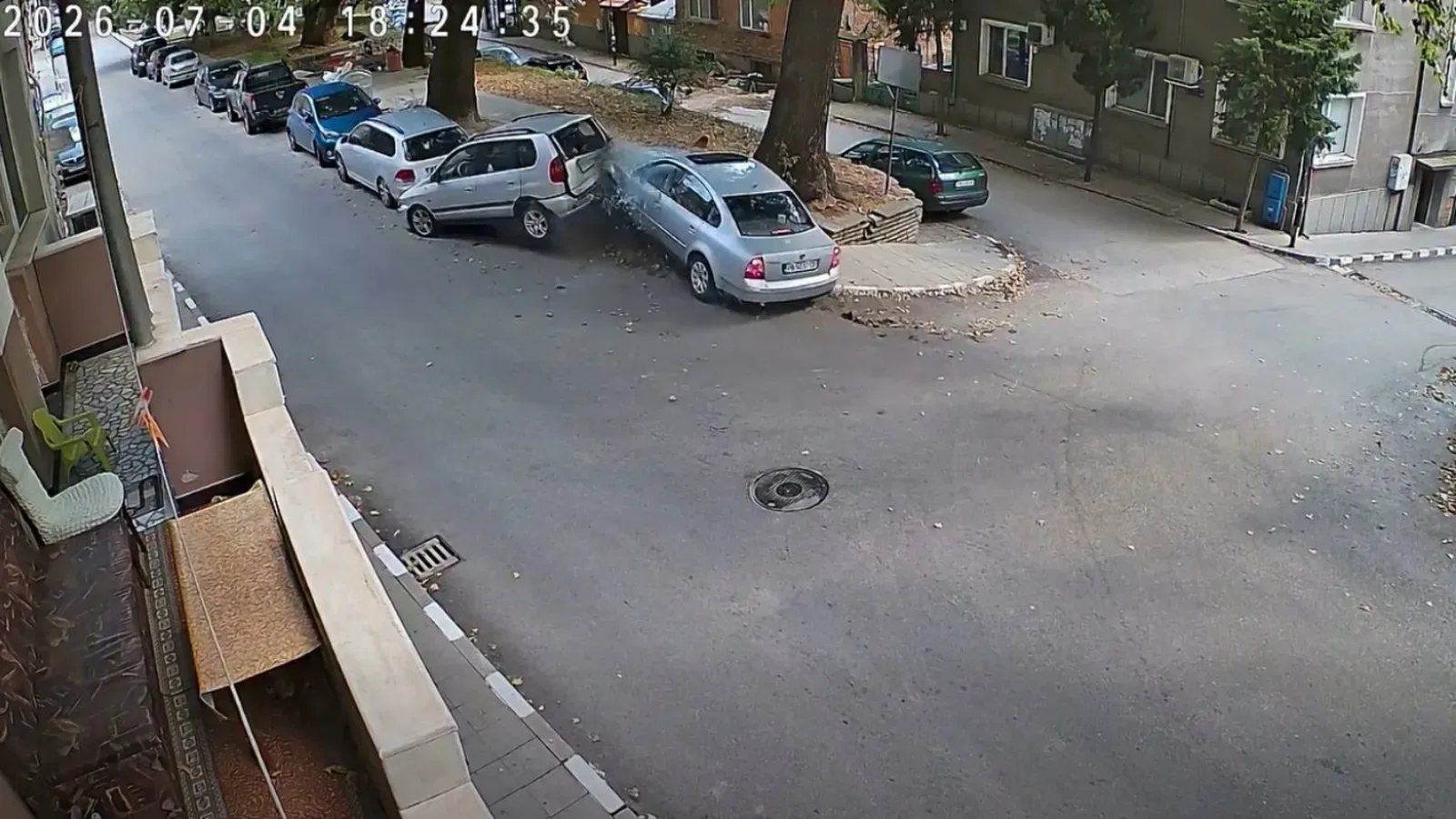 Млад шофьор се вряза в три паркирани коли в Асеновград