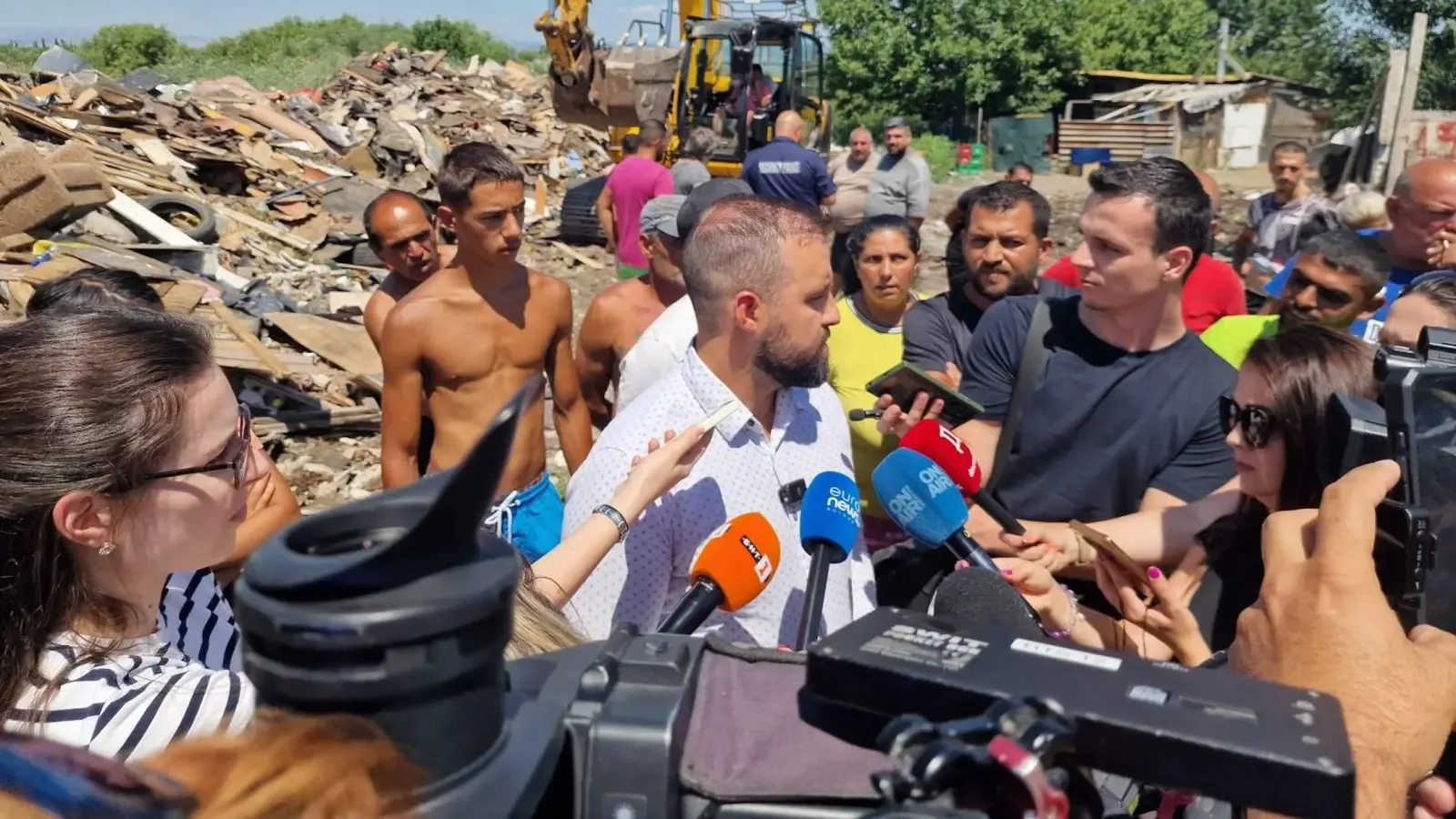 Напрежение във "Филиповци" при събаряне на незаконни постройки