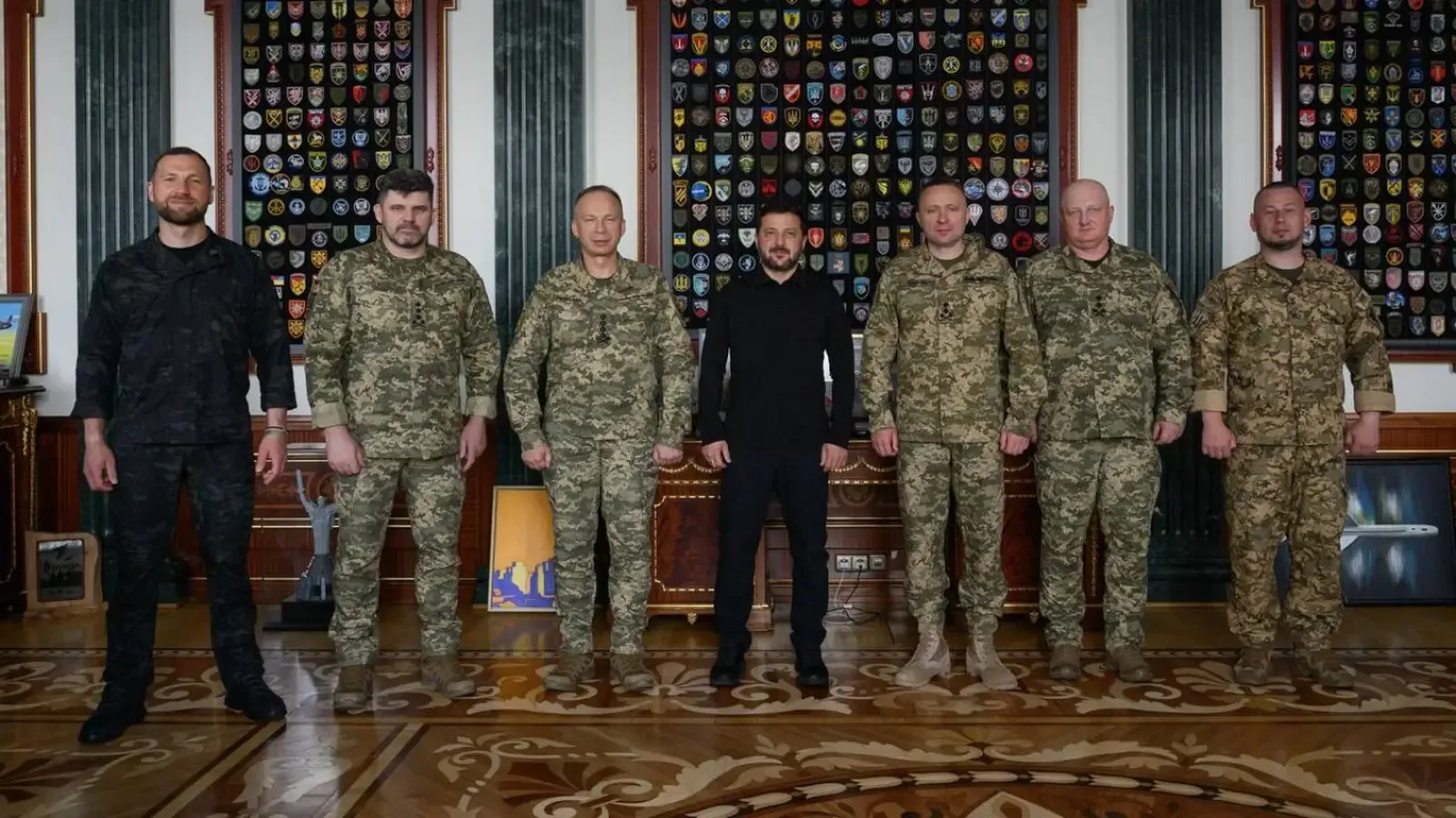 "Нойе Цюрхер Цайтунг": Зеленски затвърждава властта си, но не става Путин