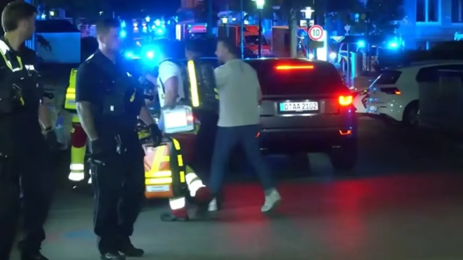 Охранител загина при нападение с нож на парти в Есен