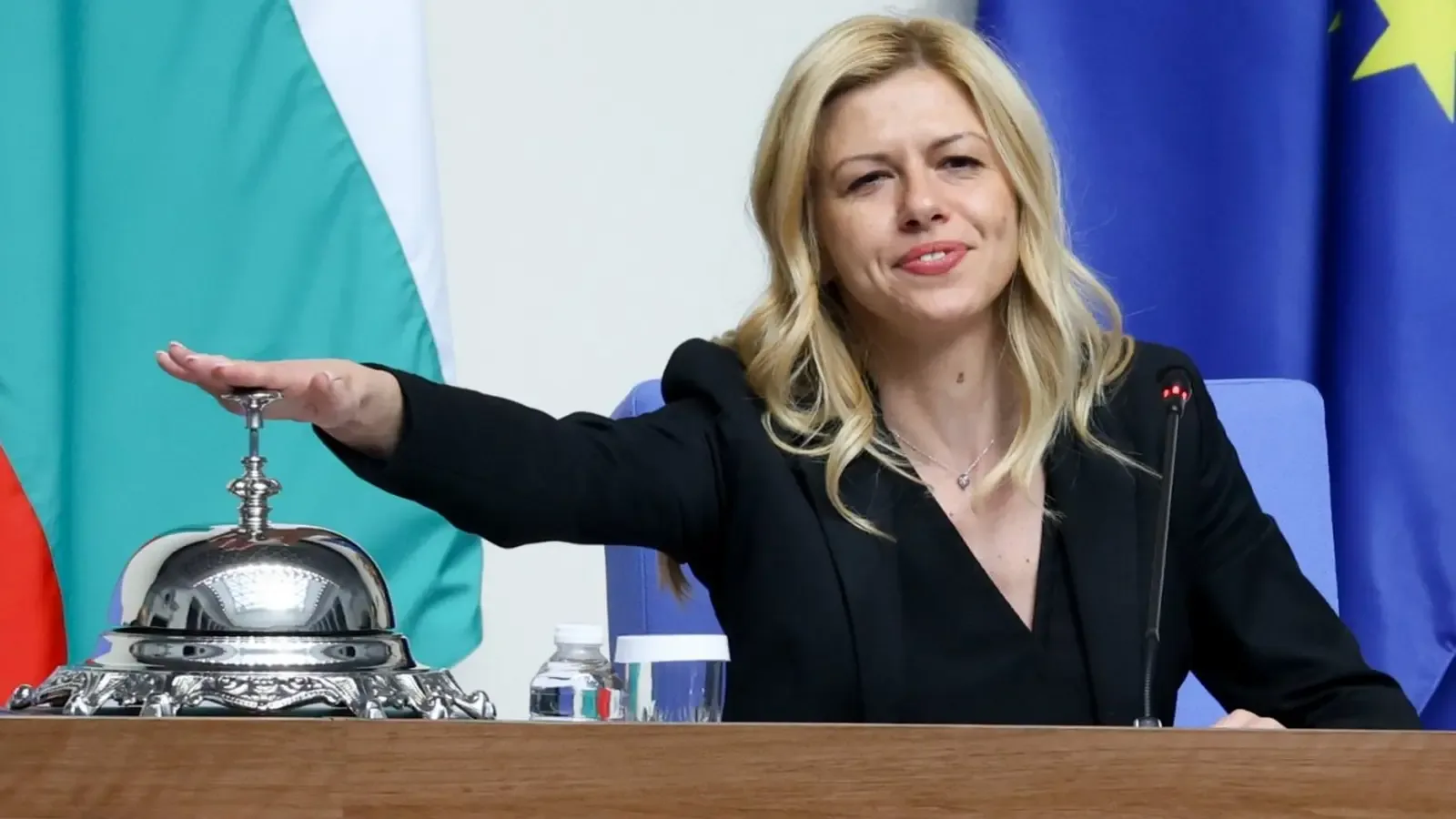 Парламентът съкрати лятната ваканция и насрочи президентския вот за 25 октомври