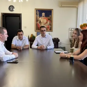 Пенчо Милков награди две ученички за стаж в Община Русе