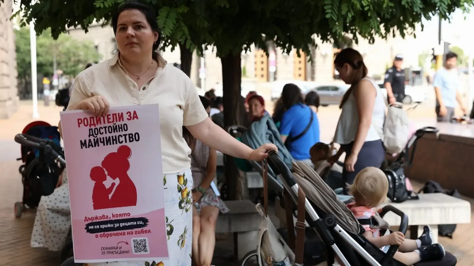 Протести в страната за по-високи майчински и детски надбавки