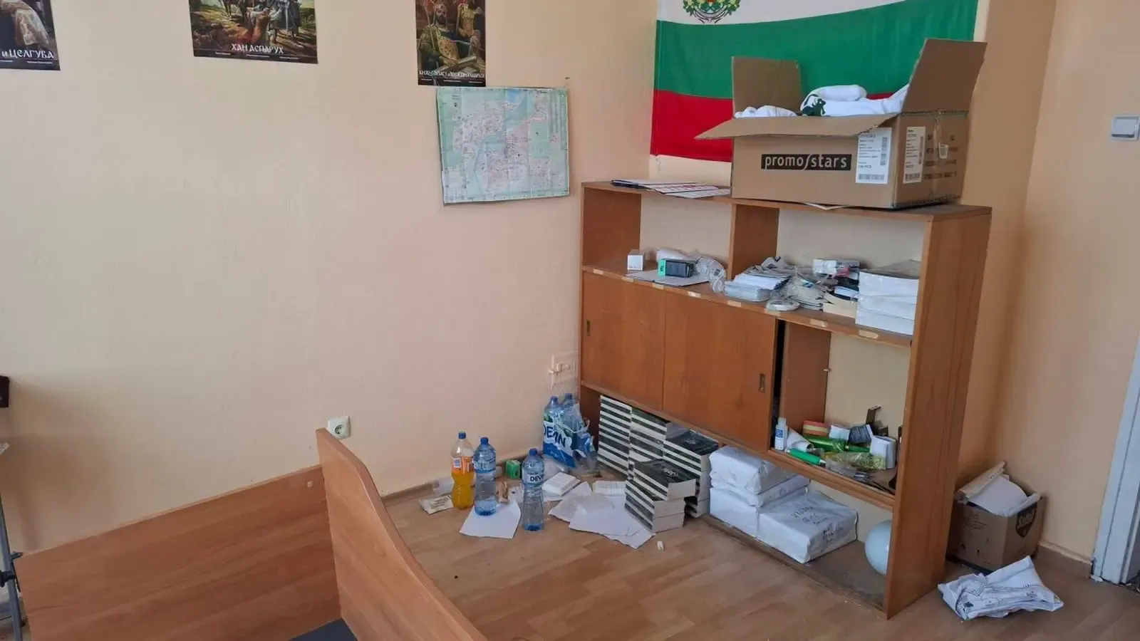 Разбиха офиса на "Възраждане" в Ямбол след протеста в Безмер