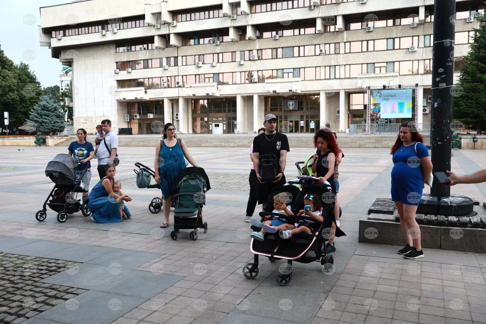 Родители в Русе поискаха по-високо майчинство и повече подкрепа за семействата